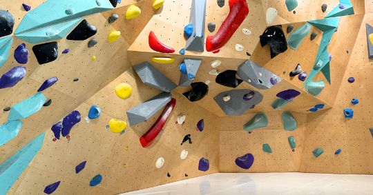 overhang climbing gym